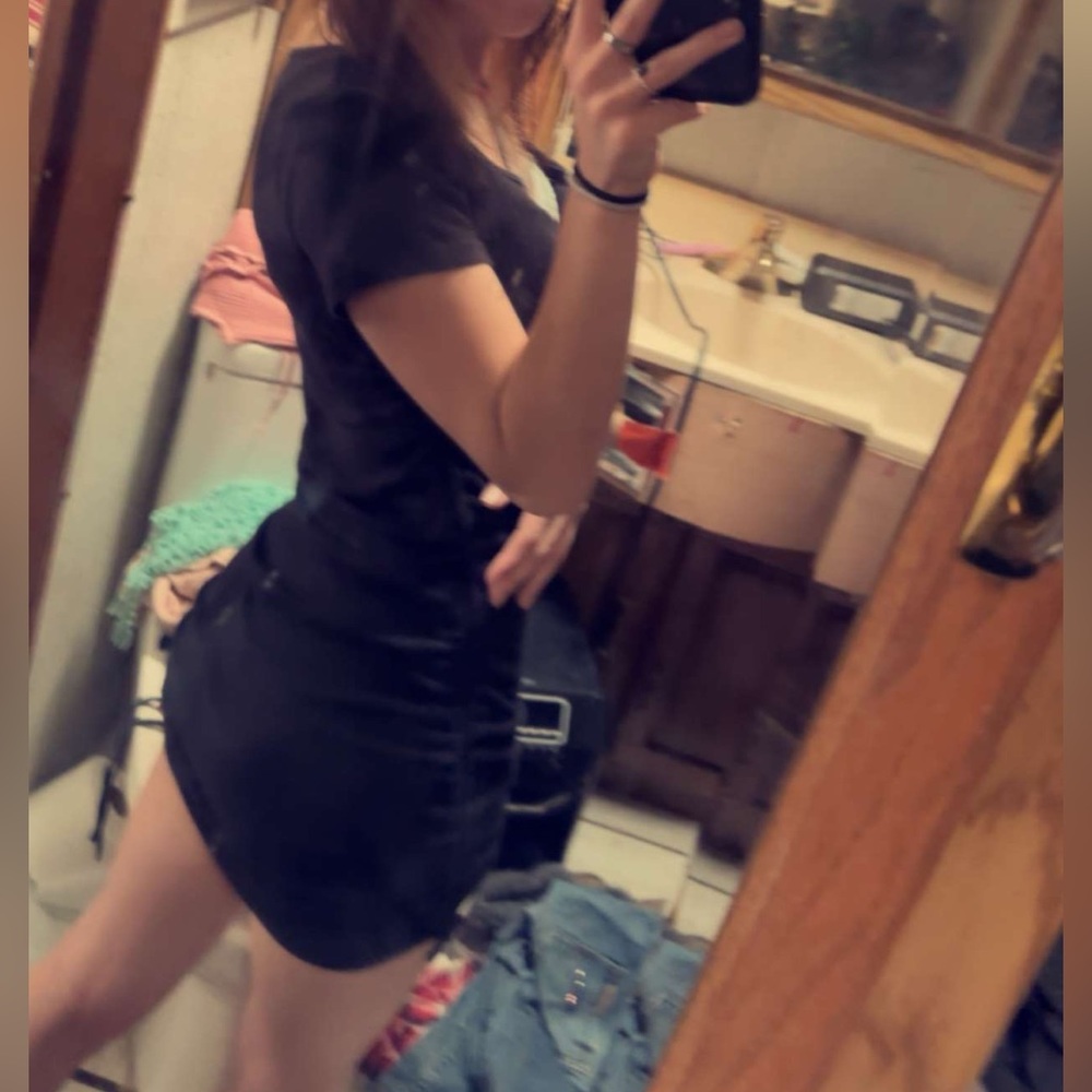 not sure about the brand, color is black, and it is a small or medium